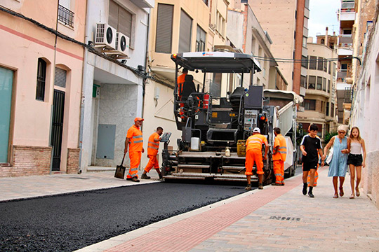  Comienza el asfaltado en las calles Luis Vives y Temprado 
