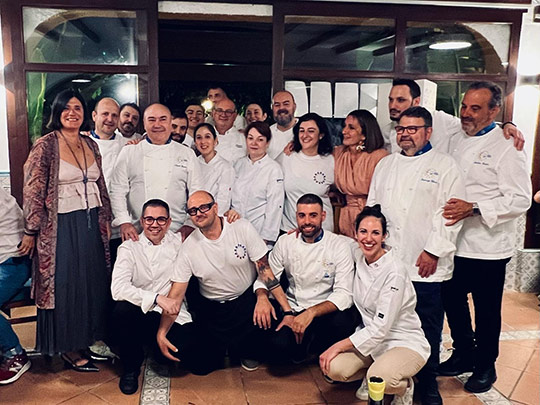La Asociación Española Contra el Cáncer recibe una donación de 5.000 euros de la delegación de Eurotoques en la cena homenaje al chef Joan Roig
