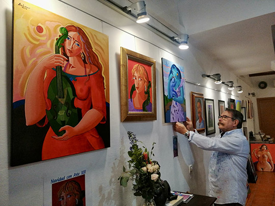 Luis Bolumar da los últimos retoques a su exposición Navidad con Arte XIII dedicada a la alegría Luis Bolumar da los últimos retoques a su exposición Navidad con Arte XIII dedicada a la alegría