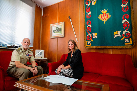 Begoña Carrasco quiere contar con la presencia en la ciudad de Castelló del Buque Escuela de la Armada Juan Sebastián Elcano y de la Patrulla Acrobática de Paracaidistas de Ejército del Aire (PAPEA)