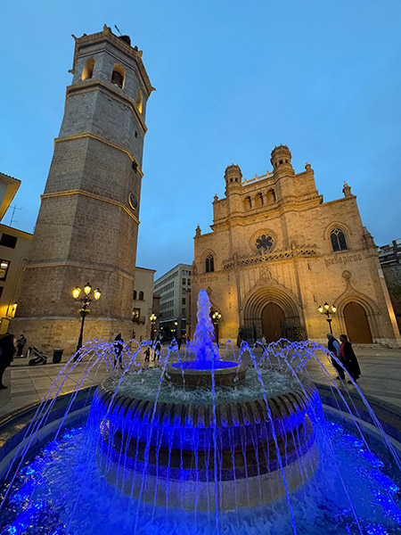 La fuente de la plaza Mayor se ilumina de color azul por el Día Mundial del Agua