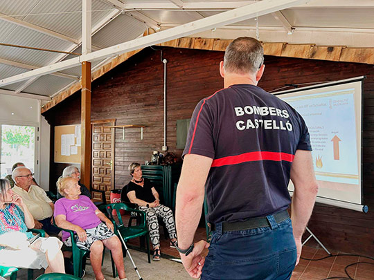  Los Bomberos de Castellón informan sobre prevención de incendios a vecinos de las urbanizaciones de montaña