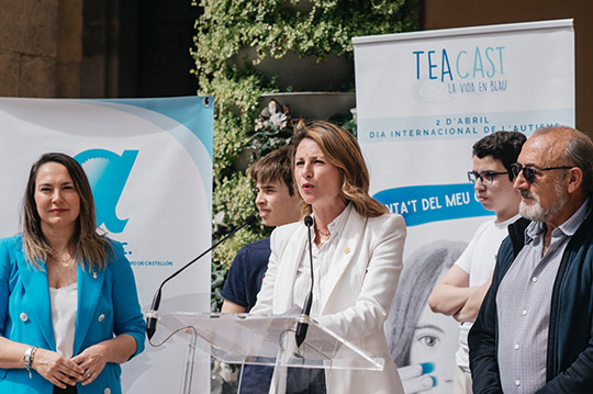 La alcaldesa se suma al Día Mundial del Autismo con la lectura del manifiesto y la suelta de globos de color azul en la plaza Mayor