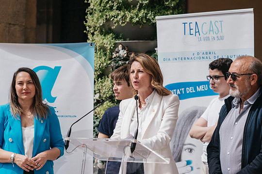 La alcaldesa se suma al Día Mundial del Autismo con la lectura del manifiesto y la suelta de globos de color azul en la plaza Mayor La alcaldesa se suma al Día Mundial del Autismo con la lectura del manifiesto y la suelta de globos de color azul en la plaza Mayor