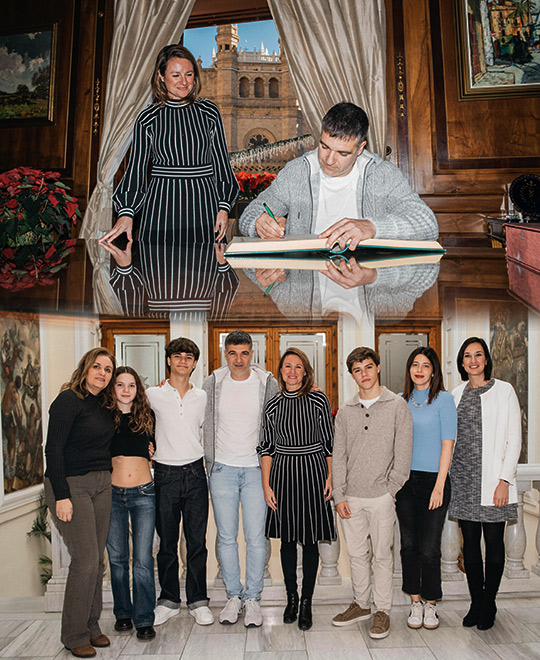 Begoña Carrasco recibe al escritor Eloy Moreno y a miembros del reparto y de la serie “Invisible” antes del esperado acto en el Teatro Principal