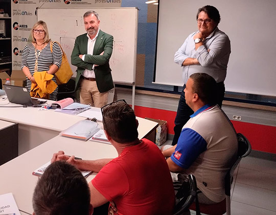 Castellón pone en marcha un nuevo curso de su “Formación a la Carta” de la mano de la Asociación de Instaladores Eléctricos AIECS abriendo la inserción laboral a otras 15 personas 