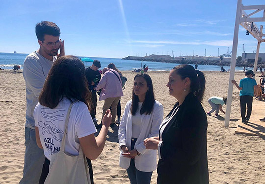 El Ayuntamiento de Castellón y la Fundación Azul Marino promueven el cuidado de los océanos con una limpieza colectiva de la playa del Pinar 