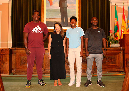La concejala de Deportes, Maica Hurtado recibe a la medallista olímpica Marileidy Paulino