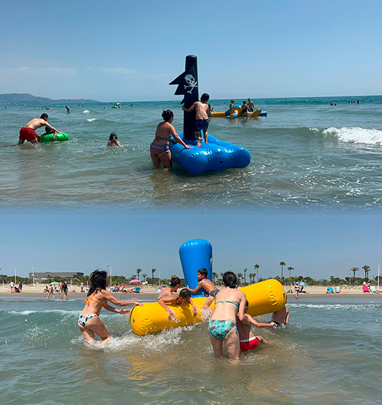 Más de 300 personas disfrutan de los parques acuáticos de las playas de Castellón en los dos primeros fines de semana