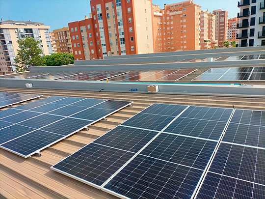 La Diputación de Castellón impulsa las energías renovables con la instalación de 216 placas fotovoltaicas en la Piscina Provincial 