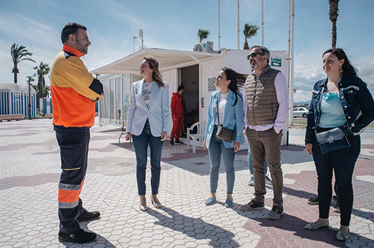 Begoña Carrasco: “Tenemos unas excelentes playas de arena fina y agua cristalina que por primera vez han tenido todos los servicios operativos desde Semana Santa”