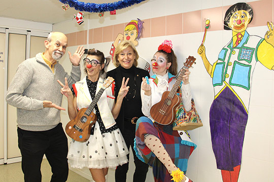 La concejala de Bienestar Social, Clara Adsuara, acompaña a Payasospital en el Hospital General