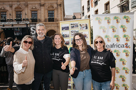 La alcaldesa de Castellón resalta la iniciativa solidaria del Bar del Mercat para celebrar  su 52º aniversario