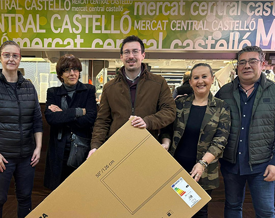 La concejalía de Comercio y Consumo premia la fidelidad de los clientes del Mercado Central con el sorteo de una televisión