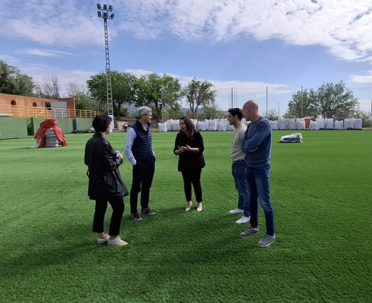 La concejala de Deportes visita los trabajos del cambio del césped en el campo A del complejo deportivo Chencho que encaran en su recta final