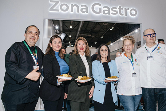 Casa Lola y la Tasca del Puerto deslumbran en Fitur con un showcooking de arroz a banda