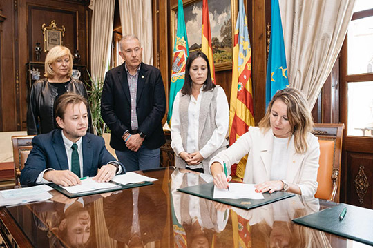 Carrasco firma ante notario la adquisición de la primera de la cinco viviendas sociales que el Ayuntamiento sumará antes de 2026 