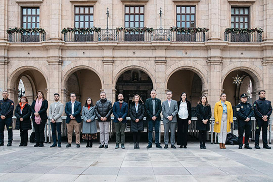 La Plaza Mayor acoge un minuto de silencio en memoria de la mujer asesinada por su pareja en Alicante