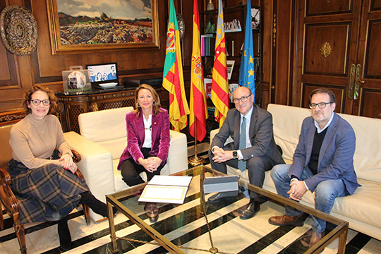 Begoña Carrasco recibe a representantes de Moros d’Alqueria que ya preparan el 50 aniversario de la entidad festera Begoña Carrasco recibe a representantes de Moros d’Alqueria que ya preparan el 50 aniversario de la entidad festera