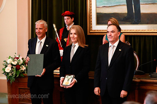 Castellón entrega Medallas de Oro a la Banda Municipal y al periódico Mediterráneo, Corbatín de Honor a Els Llauradors y nombra Hijo Adoptivo a Ignacio Pérez de Heredia