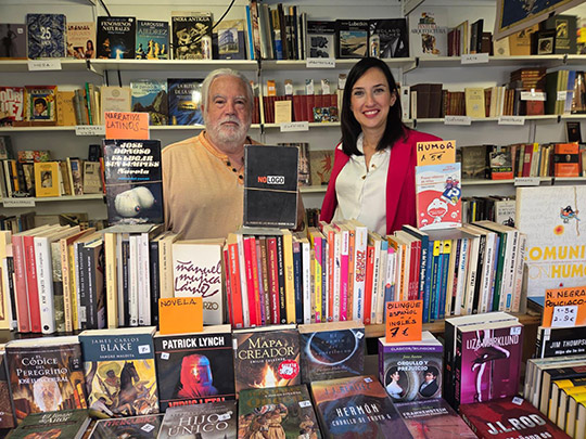 La Feria del Libro Antiguo se estrena con éxito en su nueva ubicación de la plaza Borrull