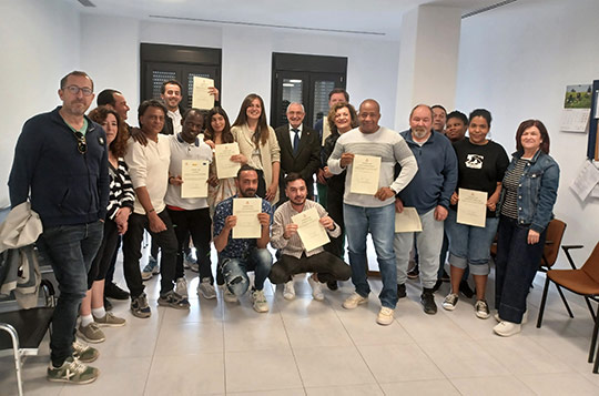 Entrega de diplomas a 24 participantes del taller ocupacional de Cáritas Diocesana para personas en riesgo de exclusión social