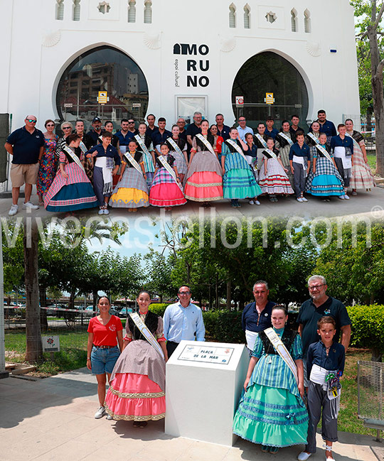 La Filà d’En Trilles rememora el 30 aniversario de la Plaza del Mar con una placa conmemorativa