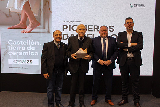 La Diputación de Castellón reconoce el talento y el tesón de Carlos Camahort, todo un referente en la cerámica, con el Premio Pioneros Daniel Llorens 2025