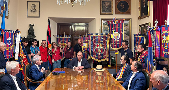 Vicent Sales recibe a los participantes de la “XXV Trobada de Penyes Barcelonistes de les Comarques de Castelló” Vicent Sales recibe a los participantes de la “XXV Trobada de Penyes Barcelonistes de les Comarques de Castelló”