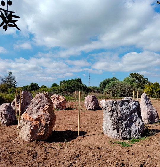 Un ‘Stonehenge’  en el Grau de Castelló para despertar conciencias y reivindicar una cultura de paz frente a guerras y genocidios Un ‘Stonehenge’  en el Grau de Castelló para despertar conciencias y reivindicar una cultura de paz frente a guerras y genocidios