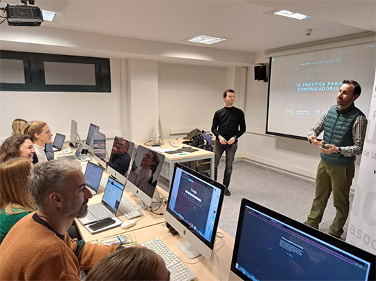 Éxito del curso de IA práctica para comunicadores de adComunica 
