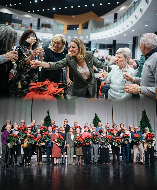 El gobierno municipal homenajea a las personas mayores en el tradicional brindis de Navidad