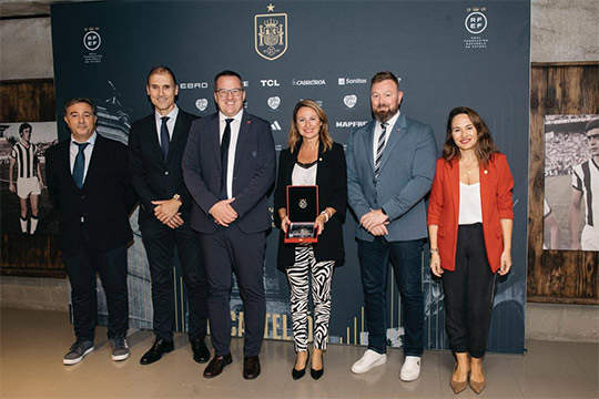 Carrasco recibe de la Real Federación Española de Fútbol la placa conmemorativa por el partido España y Finlandia que se disputa en el estadio SkyFi Castalia Carrasco recibe de la Real Federación Española de Fútbol la placa conmemorativa por el partido España y Finlandia que se disputa en el estadio SkyFi Castalia