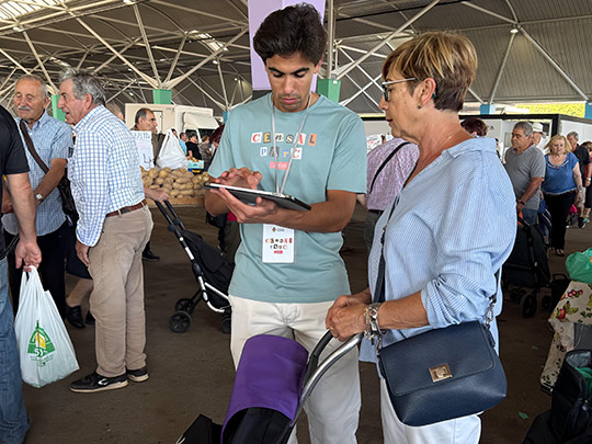 Las encuestas a pie de calle por Censal Parc se inician en el mercado del lunes y seguirán en distintos emplazamientos toda la semana