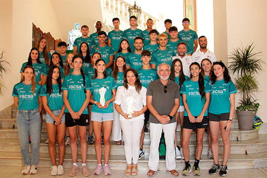 La concejala de Deportes recibe al Club de Atletismo Playas de Castellón, abanderado del deporte y orgullo de la ciudad
