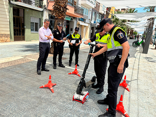 Castellón activa una campaña de control de patinetes eléctricos en el Grao durante el verano