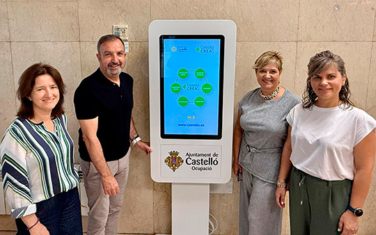 El Gobierno municipal instala dos nuevos dispositivos digitales para facilitar el acceso a la información sobre empleo y cursos de formación