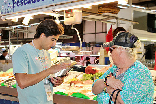 Las encuestas por Censal Parc llegan al Mercado Central para recoger la opinión de los castellonenses sobre los equipamientos del mayor parque urbano de la ciudad 