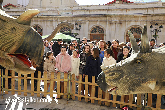 Miles de personas visitan Expojurásico en Castellón Miles de personas visitan Expojurásico en Castellón