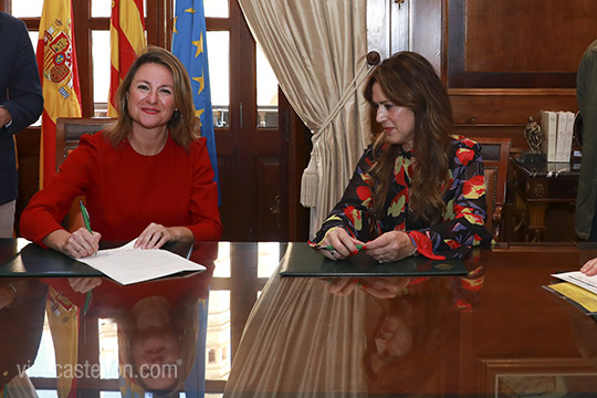 La alcaldesa oficializa la firma de la escritura de cesión de parcelas para vivienda joven La alcaldesa oficializa la firma de la escritura de cesión de parcelas para vivienda joven