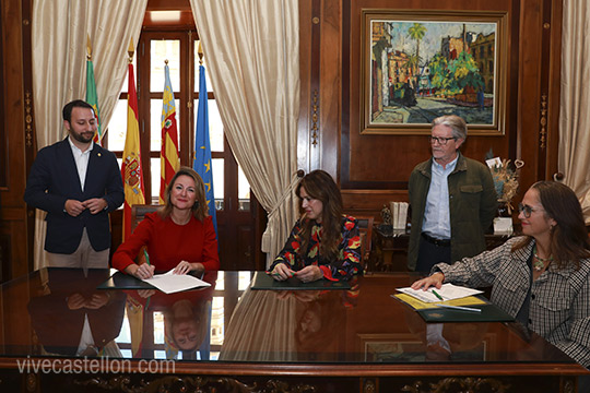 La alcaldesa oficializa la firma de la escritura de cesión de parcelas para vivienda joven La alcaldesa oficializa la firma de la escritura de cesión de parcelas para vivienda joven