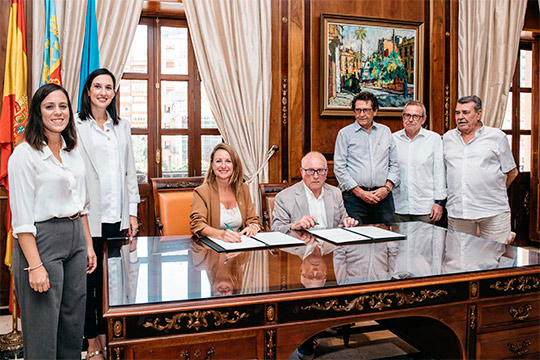 Carrasco firma la donación a la ciudad por parte de Asociación Mar i Vent de más de 1.100 piezas que formarán parte del nuevo Museu de la Mar 