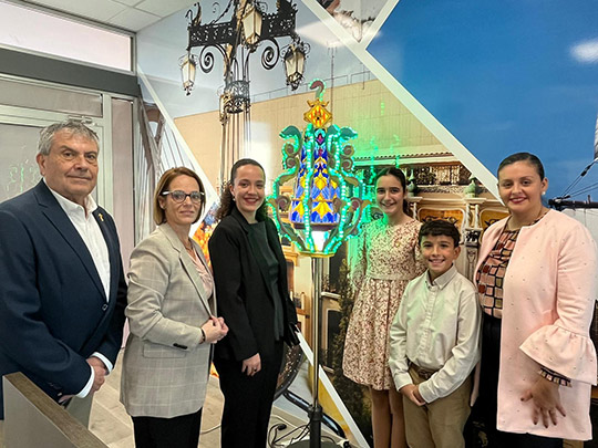 La oficina Tourist Info de la estación de Adif ya luce la Gaiata 6 ‘Farola-Ravalet’, ganadora del tercer premio del ‘XI Concurs de Gaiates de Mà’