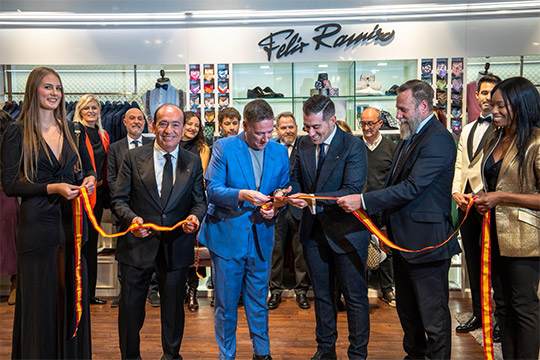 Félix Ramiro inaugura su nuevo corner en El Corte Inglés de Castellón con Carlos Latre como padrino de honor Félix Ramiro inaugura su nuevo corner en El Corte Inglés de Castellón con Carlos Latre como padrino de honor