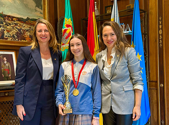 La alcaldesa de Castellón recibe en el Ayuntamiento a la bailarina castellonense Natalia Simó, nueva Campeona del Mundo Solo Standard Junior
