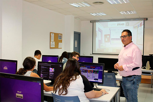 Más de 230 niños, niñas y adolescentes aprenden a identificar bulos y a usar la inteligencia artificial de manera responsable en el Campamento Digital 