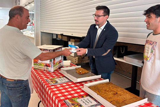La concejalía de Comercio reparte 600 porciones de coca de tomate en el marco de la campaña ‘Productos de Castellón los mejores’