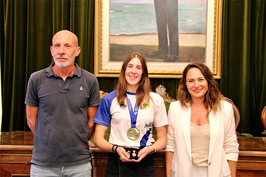 El ayuntamiento de Castellón rinde homenaje a la nadadora Rosa Peris, campeona de España absoluta en 50 metros mariposa