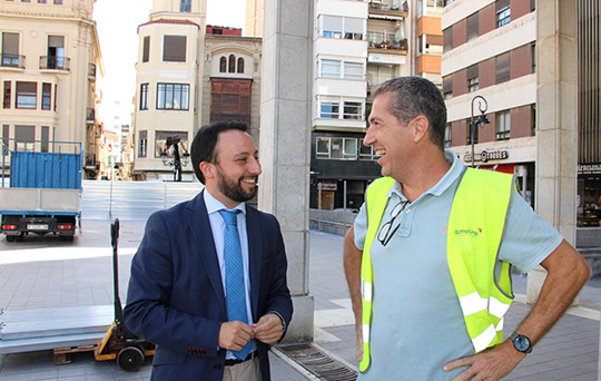 Comienza la instalación del vallado para la construcción del mercado provisional en la plaza Santa Clara que no afectará a la actividad de las terrazas ni floristerías  Comienza la instalación del vallado para la construcción del mercado provisional en la plaza Santa Clara que no afectará a la actividad de las terrazas ni floristerías