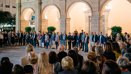 La Plaza Mayor de Castellón acoge cinco minutos de silencio en recuerdo a las víctimas del accidente de tren en Urda, Toledo